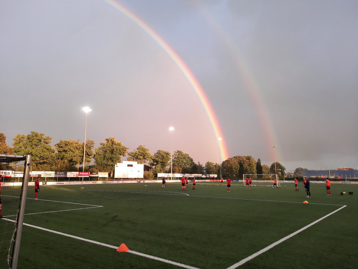 sventernieuws's tweet photo. Eerste training sv Enter 1 onder leiding van onze nieuwe hoofdtrainer Daan Jalving.
Met op de koop toe een prachtig natuurverschijnsel.
Een felle en scherpe regenboog als deze zien we maar zelden.
@sventernieuws
#eerstetraining
#regenboog https://t.co/sJMzyD9g0F