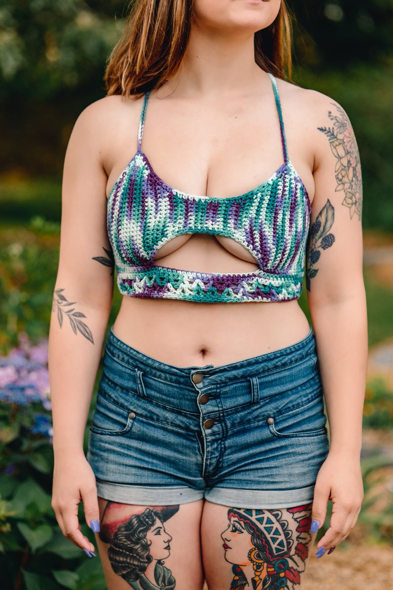 Large Black and Purple Sneak A Peak top  💜🖤

Designed to fit busts size 40"-42" 

etsy.com/listing/150062…