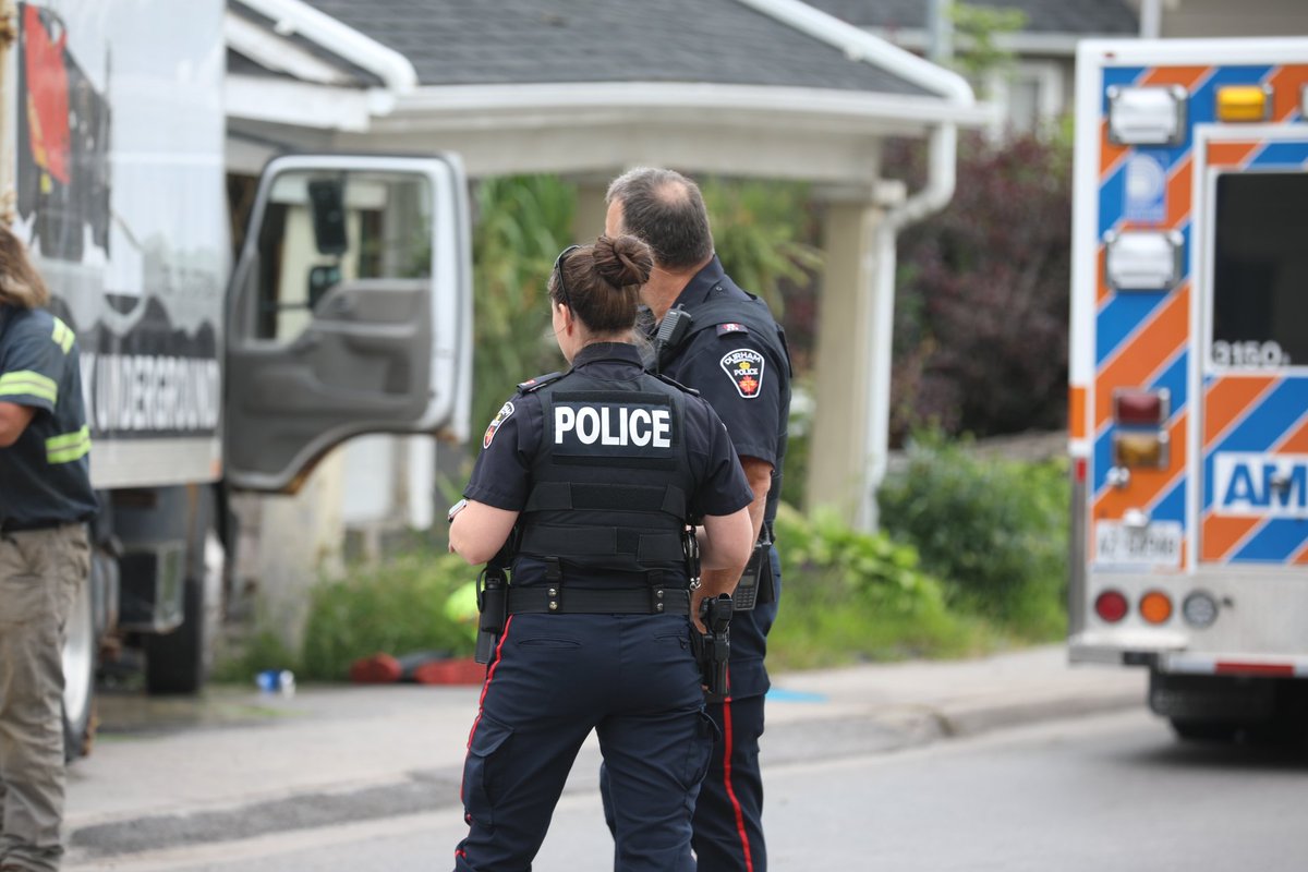 Toronto Street is closed in Uxbridge just south of Brock St after a collision. Injuries unknown at this time and a home had been damaged <a href="/UxFireAssoc/">Uxbridge Fire Assoc</a> <a href="/DRPS/">Durham Regional Police</a> <a href="/DRPSNorthDiv/">North Division</a>