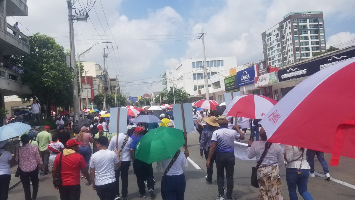 TMagisterialAtc's tweet photo. El magisterio del Atlantico @Adeatlantico1 presente en las calles defendiendo su derecho a la vida y a la salud digna, por el mal servicio que nos presta, necesitamos que se firme un nuevo contrato y se respete los acuerdos @fecode @Mineduc @fidiprevisora https://t.co/T9UePTZPoJ