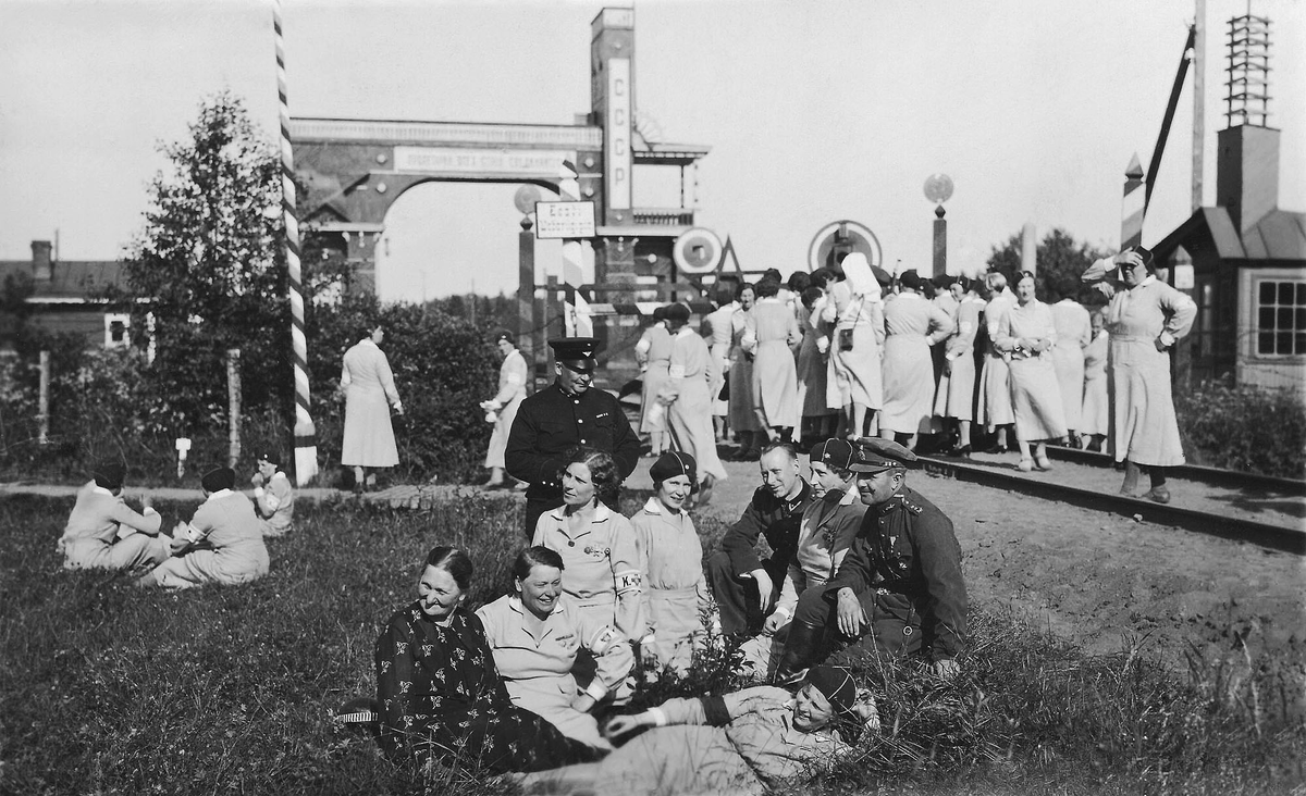 Pillandia's tweet photo. EE - Eesti-Nõukogude Liidu piir Komarovka.
LV - Igaunijas-PSRS robeža.
IT - Confine ferroviario tra Estonia ed Unione Sovietica.
EN - Railway border between Estonia and the USSR.
1937.
https://t.co/JS6pyR9goJ
#Eesti #Estonia #Ingeri #Inkeri #Ingria #Railway #CrossBorderRail https://t.co/vRlLqiP8zk