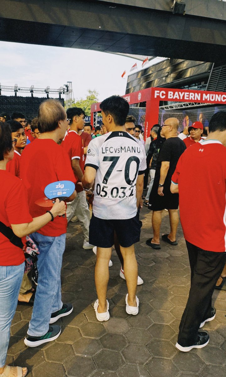 romegrfx's tweet photo. I think I saw at least 3 guys with this kind of shirt number earlier lol #LFCFCB https://t.co/stUkqp42Hj
