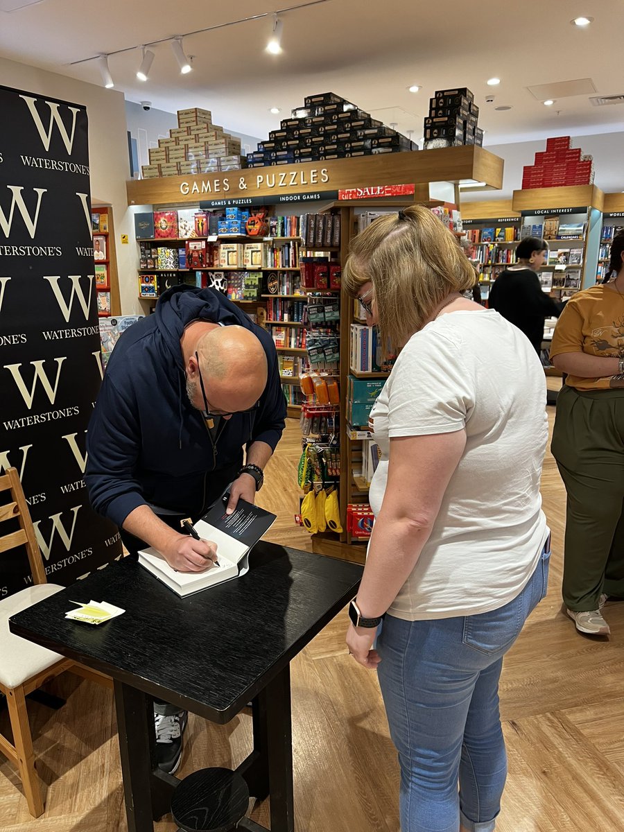 OneGeekyPerson's tweet photo. Lovely to meet @SteveCavanagh_ today 🥰 so looking forward to reading this book ❤️ https://t.co/4yyxsRSm4M