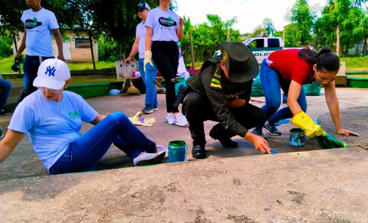 SucrePolicia's tweet photo. El grupo de @ProteccionPonal ambiental y ecológica, mediante puerta a puerta invitando a la comunidad, para que se unan a la campaña " Salvemos un Parque "  de la  vereda las Palmas,con estas acciones se logra fomentar sentido de pertenecía.
#DiosYPatria https://t.co/rJE0MlQVgZ