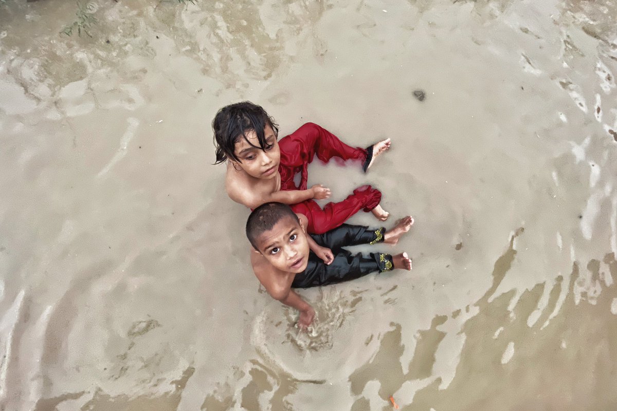 .
.
.
.
.
.
.
.
.
#iphonepic #storytelling #rain #rainyday  #naturalcolor #happiest #jaw_dropping_shotz  #streetphotography  #street #streetstorytelling #iglobal_photographers #composition #karachi #safaremahbalochistana