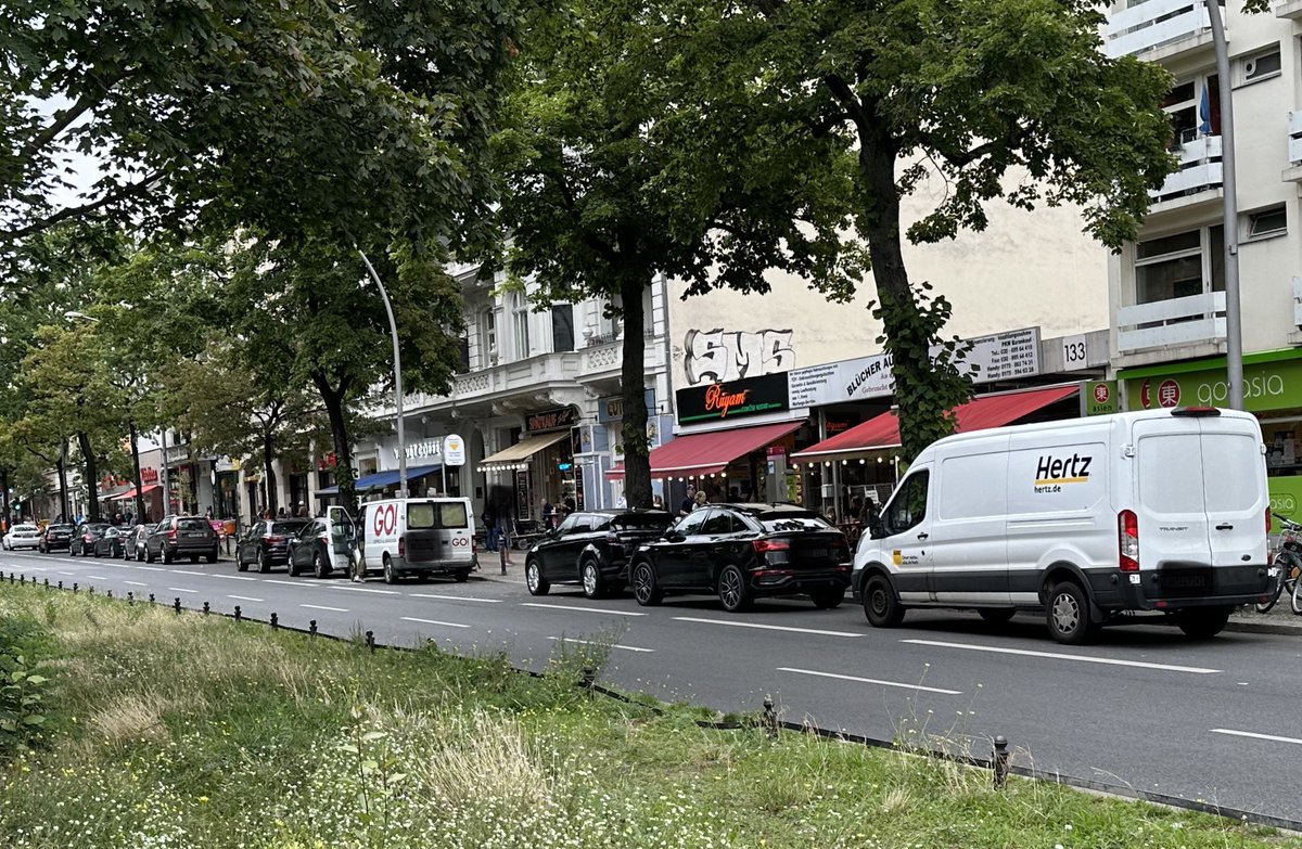 chris__327's tweet photo. Heute und gestern früher Nachmittag sah es übrigens so aus auf der Busspur Hauptstraße. Wenn ich sie nicht schon mal gesehen hätte, würde ich behaupten, es gebe gar kein Ordnungsamt in @BerlinTempSchbg @SaskiaEllenbeck Traurig. https://t.co/Bynxz1Uw4G
