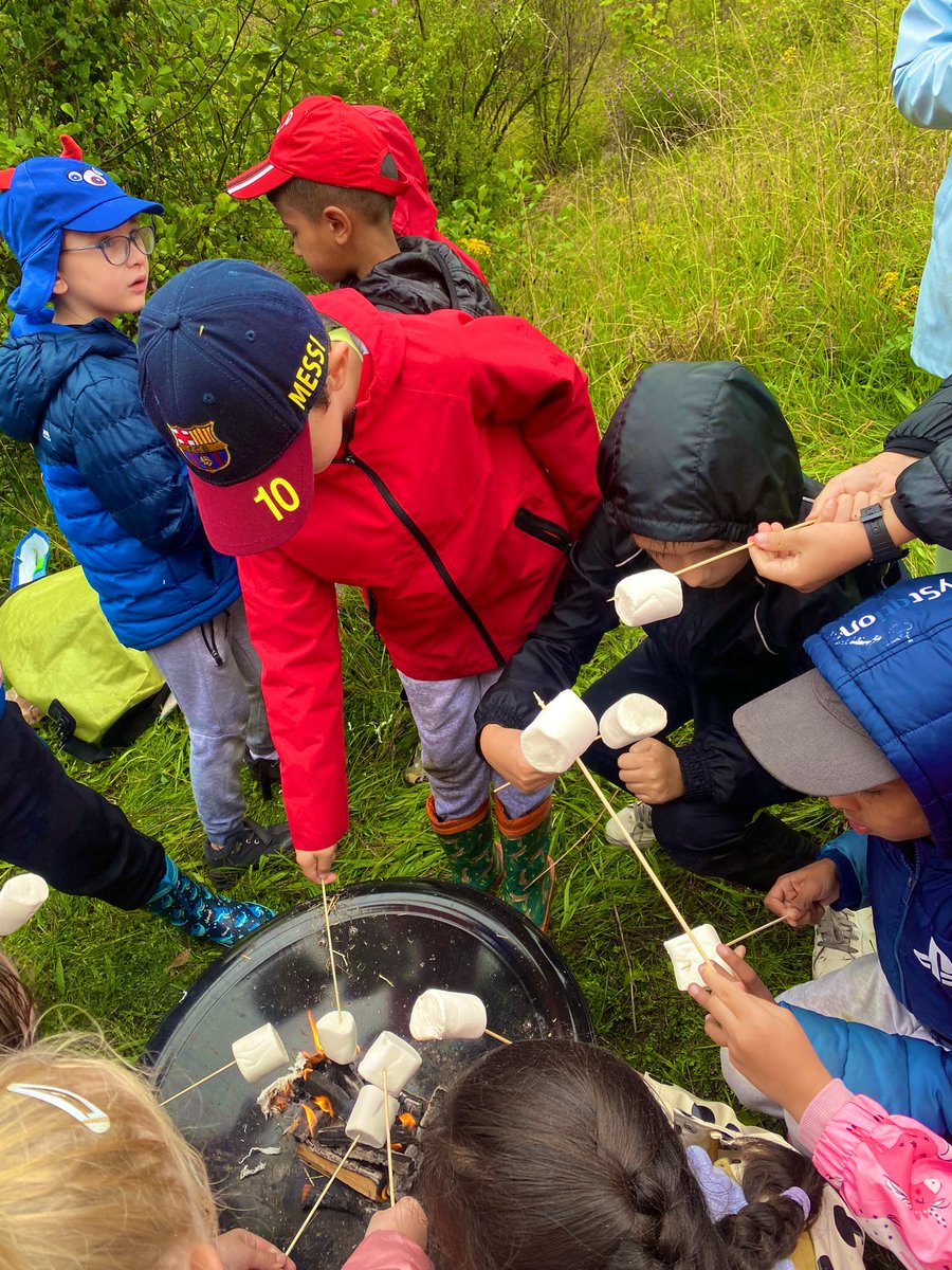 Illtyds_RC's tweet photo. #BCAFoodAndFun23
#Day7
After we finished our treasure hunt we enjoyed watching @AilinKee light a fire for us to roast marshmallows on 🔥
#NatureOnOurDoorstep
#TeamBoys
#TeamGirls
@foodandfunwales
@JanineBrill
@CTMUHBDietetics
@ShelleyPowellRD
@MerthyrCBC https://t.co/AKb1mLMHOD