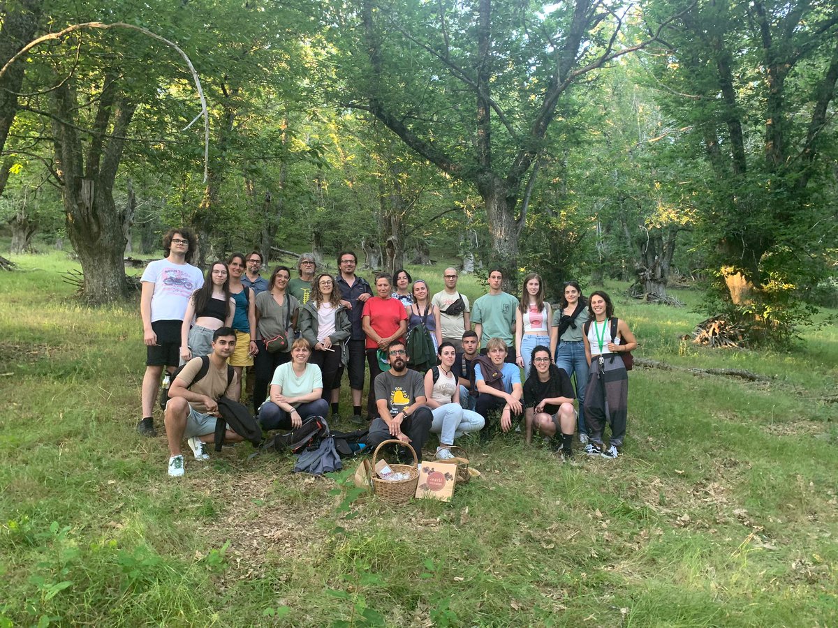 CourEcol's tweet photo. Contáronnos os desafíos prácticos para a conservación das prácticas tradicionais e de especies protexidas da zona. Soutos, orquídeas, e o oso 🐻, foron os protagonistas. O día rematou coa degustación de mel e productos derivados das castañas, con cerveza, sidra e viños locais. https://t.co/hzzR5iYLHx