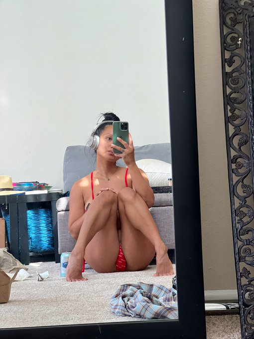 Eat, work, twerk in a bikini https://t.co/OL4hiLM3t5