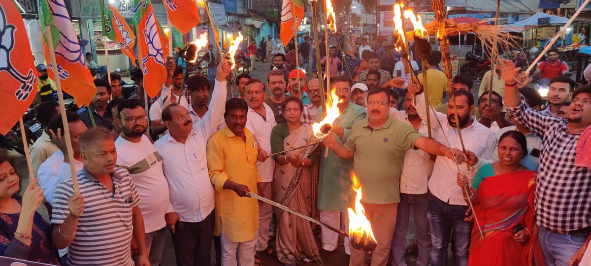 BJYMinJH's tweet photo. हेमंत सरकार द्वारा सुनियोजित तरीके से झारखंड के लाखों होनहार आदिवासी-मूलवासी युवाओं को शिक्षक नियुक्ति से बाहर किए जाने के खिलाफ में आज #BJYM दुमका के द्वारा मशाल जुलूस निकाल कर विरोध प्रदर्शन किया गया इस मौके पर मुख्य रूप से @BJP4Jharkhand के प्रदेश उपाध्यक्ष श्री बिनोद शर्मा जी https://t.co/RTqxQCQpmT