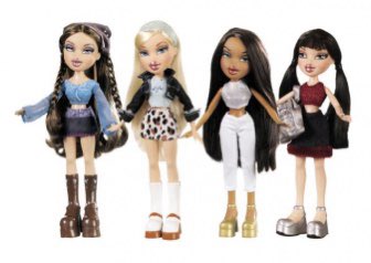 rotcivmo's tweet photo. Référence dans le film Barbie qui est juste géniale. 🥹

Les jeunes filles qui détestent Barbie à l’école représentent les 4 Bratz originales, les premières ennemies de Barbie. 

Elles ont le même nom : Sasha, Jade, Chloé et Yasmin, ainsi que des similitudes physiques. 🥰 https://t.co/oUlrmKjImw