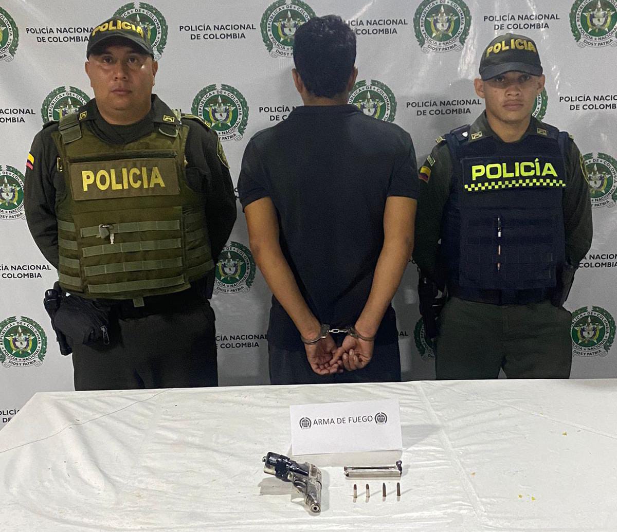 SucrePolicia's tweet photo. En Sincelejo, mi #PolicíaDelCuadrante sorprende a  una persona con un arma de fuego, sin la correspondiente documentación que acreditara su legalidad. El sujeto,fue judicializado por el presunto delito de fabricación y porte de armas de fuego. 
#SeguridadEnElTerritorio https://t.co/J8Z3I0X6Jg