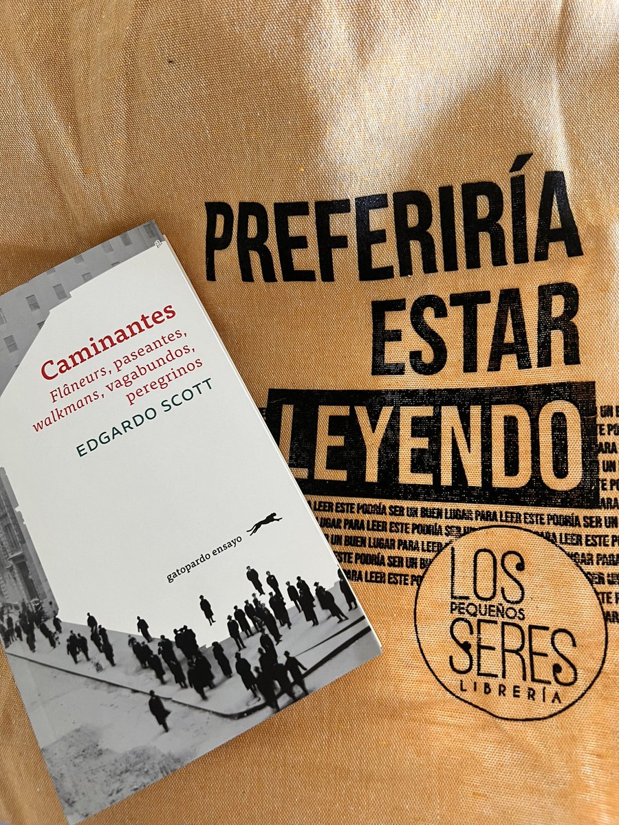 viajecescalas's tweet photo. 📚🧳Amantes de la lectura y los viajes: Tenemos maleta, talega y libro para emprender un nuevo viaje. Nos levamos “Caminantes” de Edgardo Scott (@GEdiciones)
Nos encantaría saber opiniones de esta lectura, ¡les leemos! 😉👇🏽
#lecturasviajeras https://t.co/Z6EjktbKv0