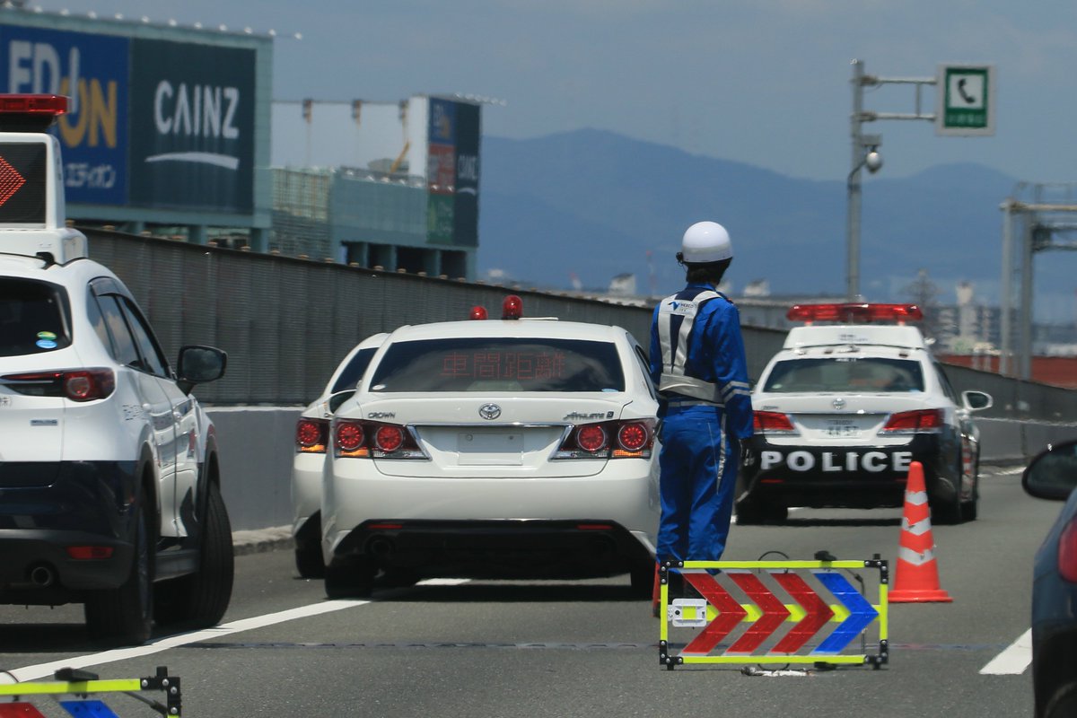 HwpcOsaka's tweet photo. TOYOTA CROWN PATROL CAR　GRS214

同隊で発生した受傷事故に深い悲しみを感じます。
 亡くなられた方のご冥福をお祈り申し上げます。
#高速道路交通警察隊
#高速隊
#クラウン
#GRS214 https://t.co/8Pg4msjTqE