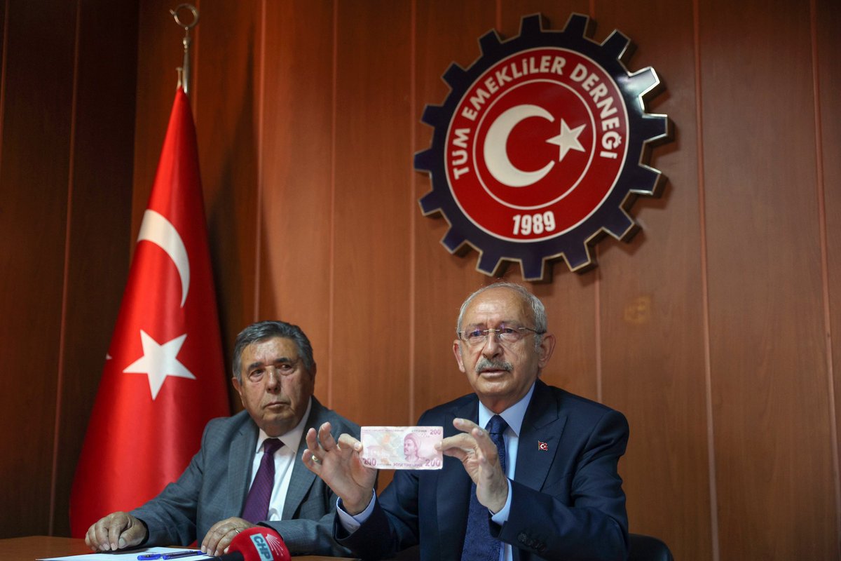 Tüm İşçi Emeklileri Dul ve Yetimleri Derneği'ni (TÜMEMEKDER) ziyaret edip, emeklilerle bir araya geldik, sorunlarını dinledik. Maalesef 14 milyon emekli, açlık sınırının altında bir aylığa mahkum ediliyor. Asıl beka sorunu budur.