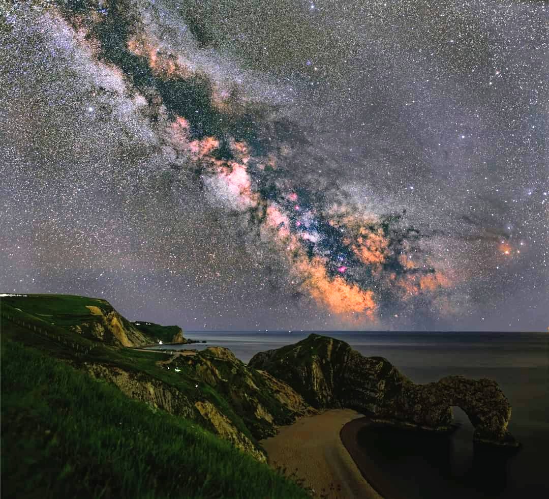 Robbieince's tweet photo. Even in summer, the Milky Way shines over England's South Coast. It's Durdle door in Dorset, Canon 6D, 20s exposures with a 24mm F1. 8 Rokinon... Stacked blend https://t.co/jToHildYbU