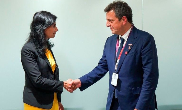jesusescobarnqn's tweet photo. 🔴Massa hizo un acuerdo con el FMI hace 5 días. No solo le pagó con las pocas reservas que quedan, sino que, al toque, los precios pegaron un salto, sobre todo en alimentos. 
🔴Ahí lo tenemos al candidato del Fondo y la inflación haciendo de las suyas.
#CongelarLosPreciosPorUnAño https://t.co/nlsgtRjb58