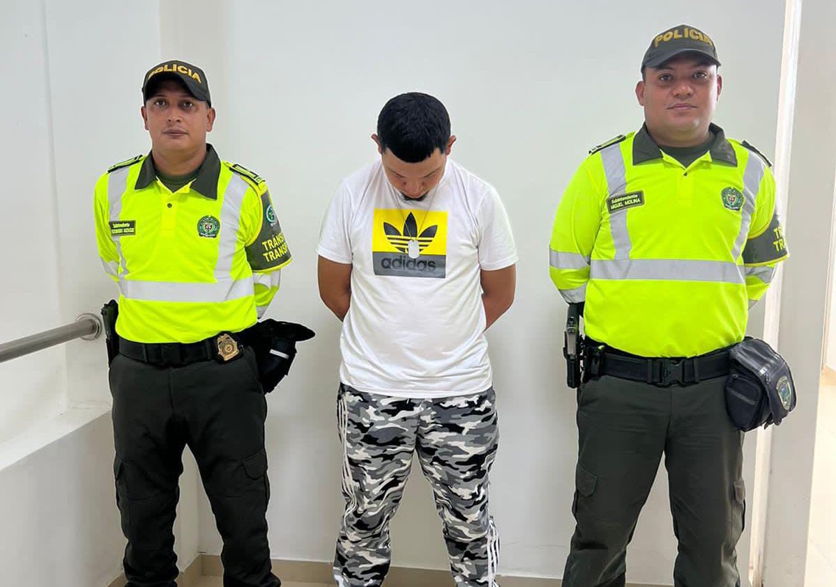 SucrePolicia's tweet photo. En ofensiva la seccional de @TransitoPolicia logra la captura de una personas en las últimas horas por los delitos de uso documento falso y falsedad marcaría. #DiosYPatria https://t.co/qnrc8VDZib