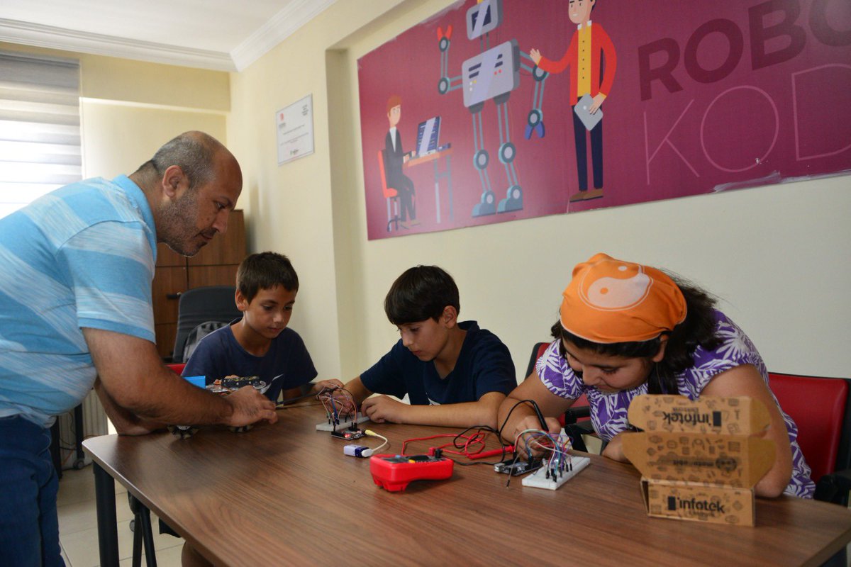yesilyurtbeltr's tweet image. Geleceğimizin teminatı evlatlarımız, kodlayarak düşlerimizi gerçeğe dönüştürüyor.💻🚀
📍Yeşilyurt Mesleki Eğitim ve Yaşam Merkezi
#RobotikKodlama
#KadimYeşilyurt