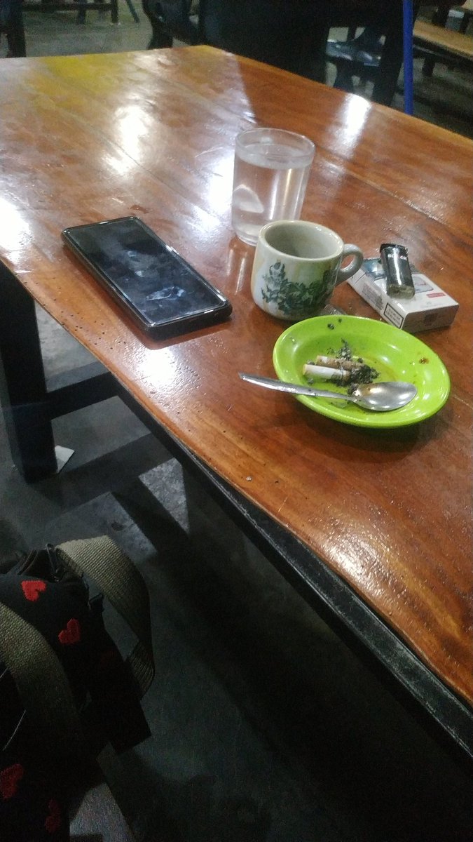 Menunggu waktunya sambil ngopi