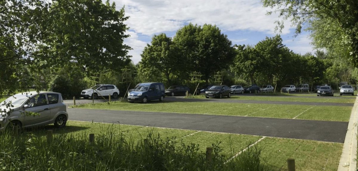 Iedereen kent het wel; water op parkeerplaatsen als er een enorme regenbui is gevallen of de hitte die van de stenen afkomt als de zon er 's zomers flink op schijnt.
Het CDA Barendrecht pleit voor de aanleg van groene parkeerplaatsen
cdabarendrecht.nl/groene-parkeer…