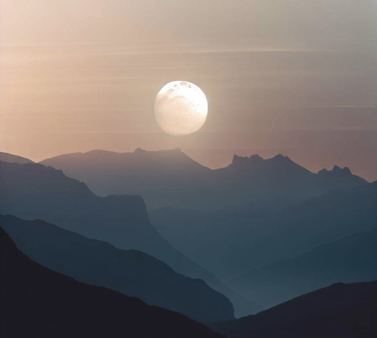 JourneyT0TheSon's tweet photo. the early morning walk revealed the full moon setting over the mountains in the west as the sun rises in the east #EarlyMorningWalk #FullMoonSetting #SunriseOverMountains #NatureBeauty #MagicalMoment https://t.co/30eAR1hxWa