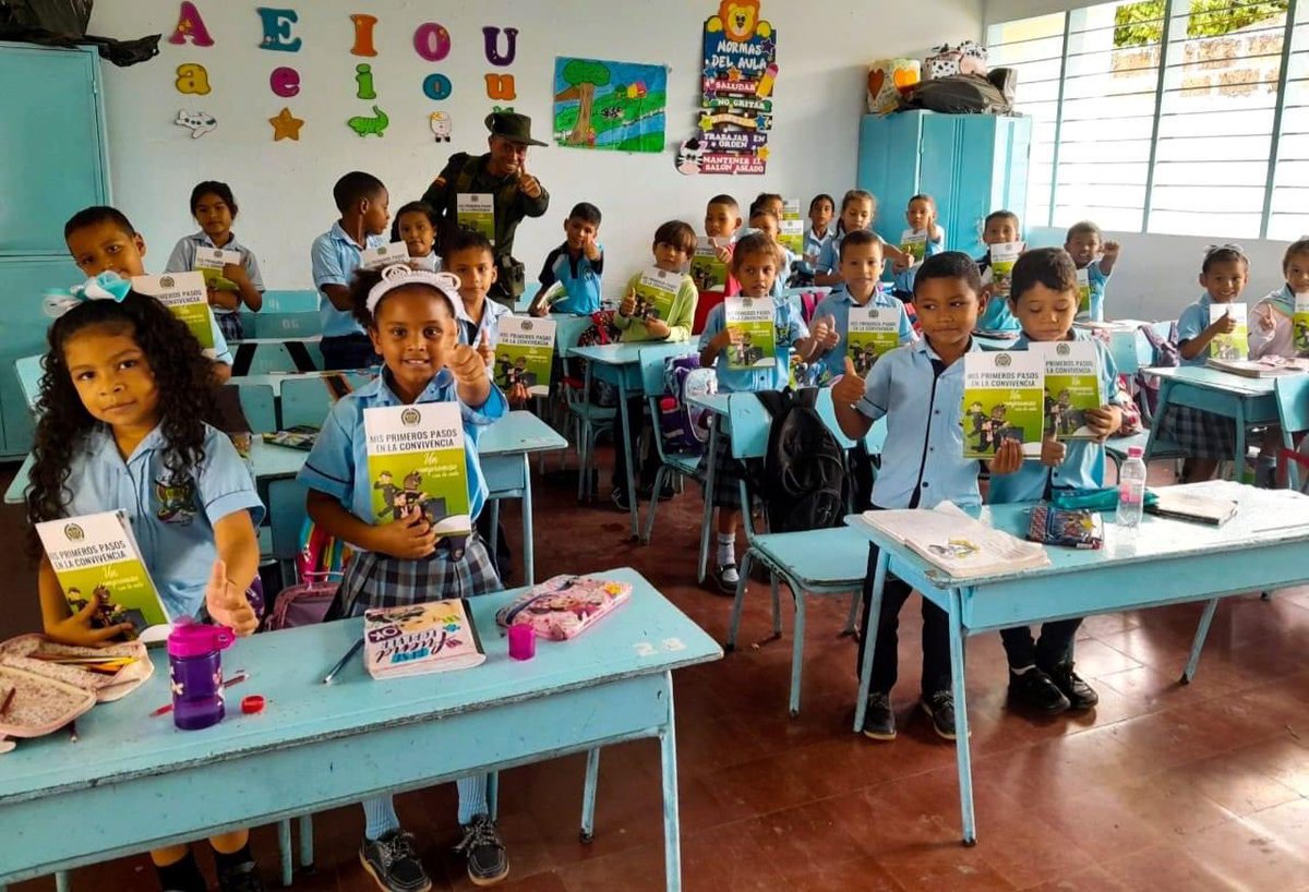 SucrePolicia's tweet photo. 📙Gestores de Participación Ciudadana Antinarcóticos dió inicio al  programa escolarizado de prevención frente al consumo de sustancias Psicoactivas en la Institución Educativa Técnica Antonio Prieto de la ciudad de Sincelejo.
#DiosYPatria https://t.co/jVjScG0nSa