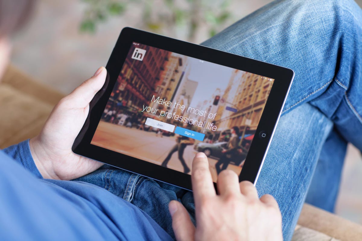 Forbes's tweet photo. How To Network On LinkedIn To Get A New Job https://t.co/Az7GNabEmz https://t.co/ccGYMzwVYv