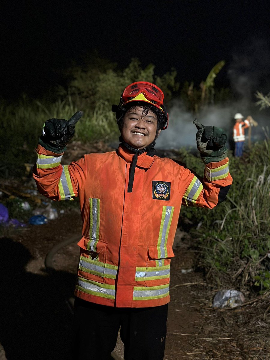 YassirArfth's tweet photo. Total 3 bulan ini karhutla, satu kali di jam tengah malam api lahan berkobar, entah saking panas ny kalsel atau emng sengaja di bakar wkwkwk https://t.co/K8M9ZlnTxz
