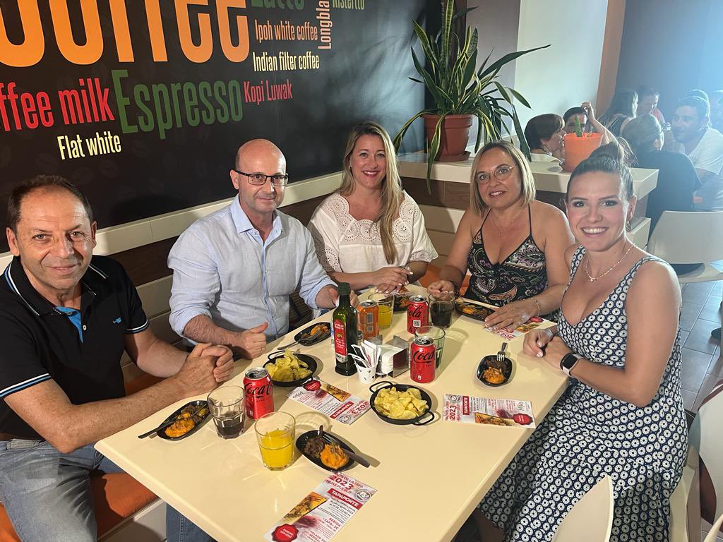 JCMartinTorres's tweet photo. ¡Disfrutando de la 15 edición de la ruta de la tapa en Mijas Pueblo! 

Hasta el próximo 31 de agosto podéis disfrutar de las exquisitas tapas y helados creados por los 8 establecimientos participantes.

☀️🍾🍽😋👨🏼‍🍳👌👩🏻‍🍳🍊

Concejalía de Turismo del Ayuntamiento de Mijas https://t.co/lXsFoVg7Y1