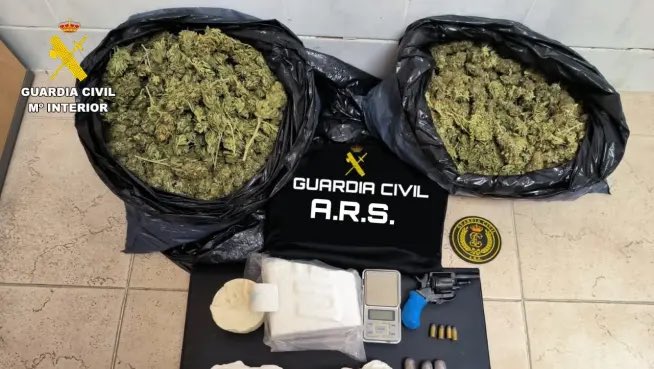 wallstwolverine's tweet photo. Una anciana de 84 años llama a la Guardia Civil porque no puede respirar y acaba detenida por tener 1,5 kg de cocaína, 2 kg de marihuana, 60 gr de hachís y un revólver en casa. https://t.co/9INMgLrsJk