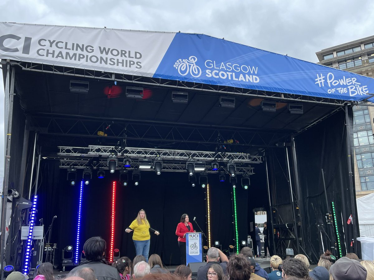 Neil Young tweet media