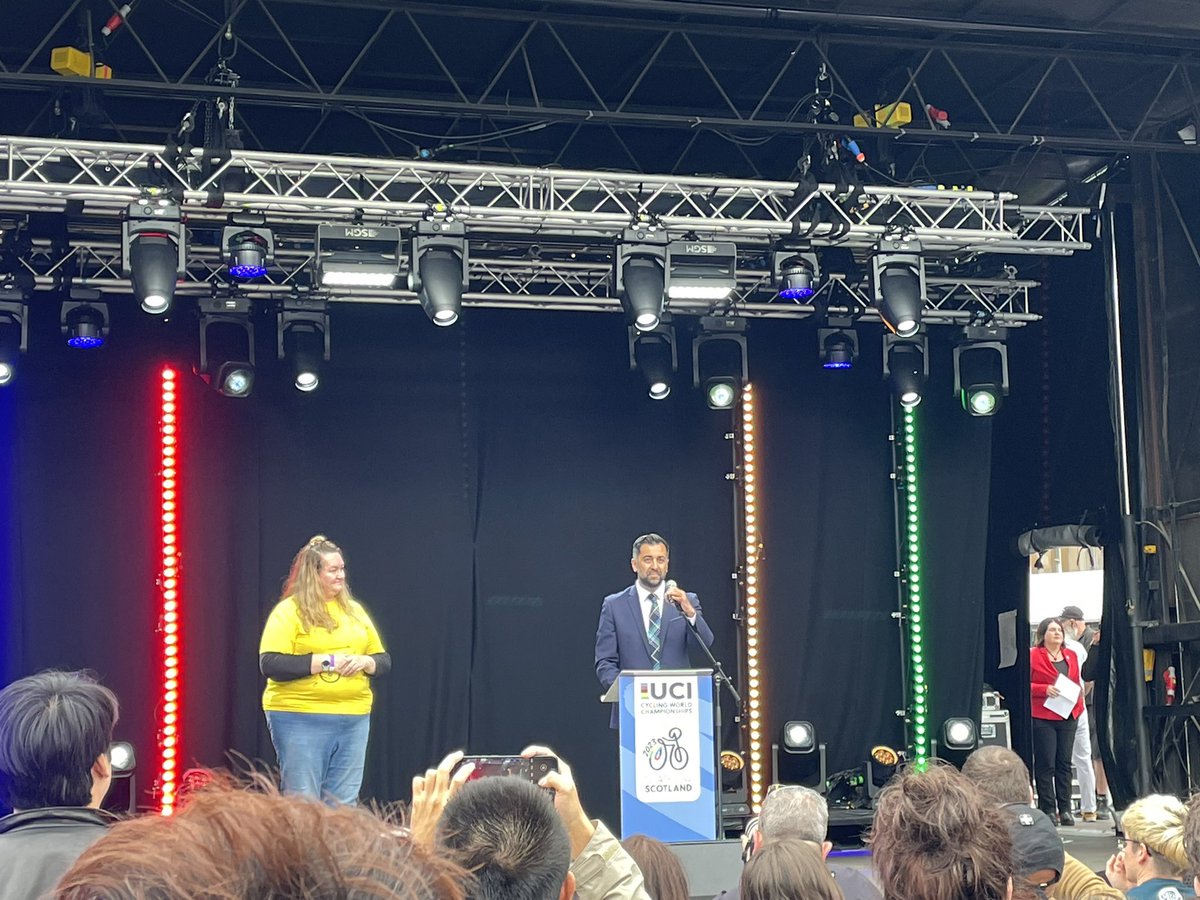 Neil Young tweet media