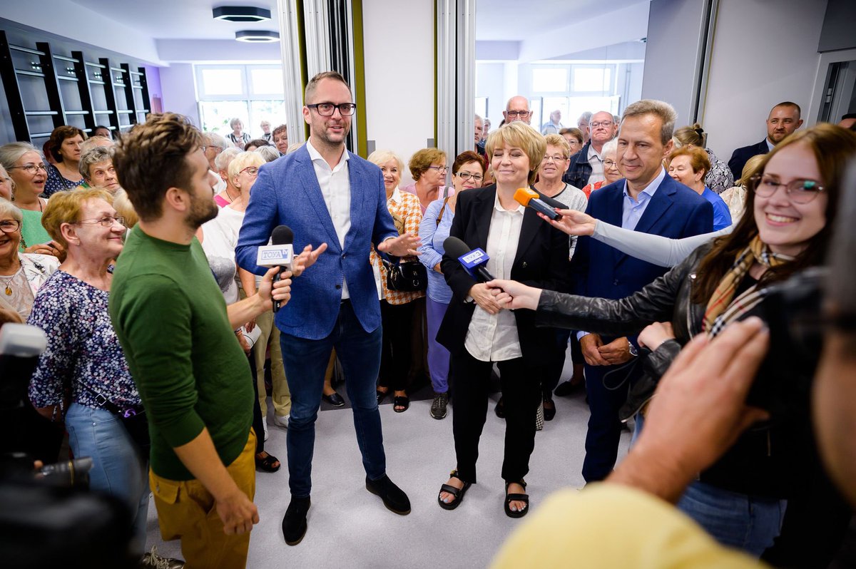 PawelBlizniuk's tweet photo. Nowe Centrum Zdrowego i Aktywnego Seniora przy ulicy Nastrojowej 10 to miejsce, w którym seniorzy mogą aktywnie spędzać czas na zajęciach sportowych i kreatywnych. 🤚🏼
Warto dołączyć do tej pełnej energii społeczności! 🧓👴
#seniorzy #dlaseniora #czas #aktywnysenior #łódź #lodz #lodzkie #Radogoszcz