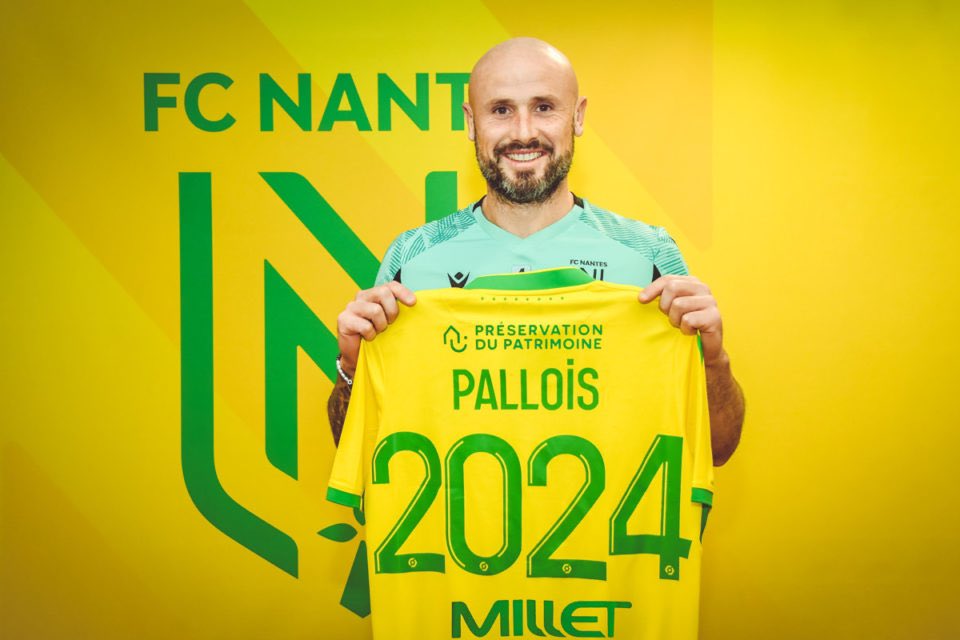 MohaBezzouaoui's tweet photo. 🟡🟢 Nicolas Pallois sur le départ.
Son important salaire (110k/mois) perd lourd dans les caisses du club qui veut récupérer une petite indemnité avant qu’il ne soit libre l’an prochain.
Ahmed Touba, l’int. algerien 🇩🇿 plaît bcp aux dirigeants nantais pour le remplacer. https://t.co/mspSk3XliL