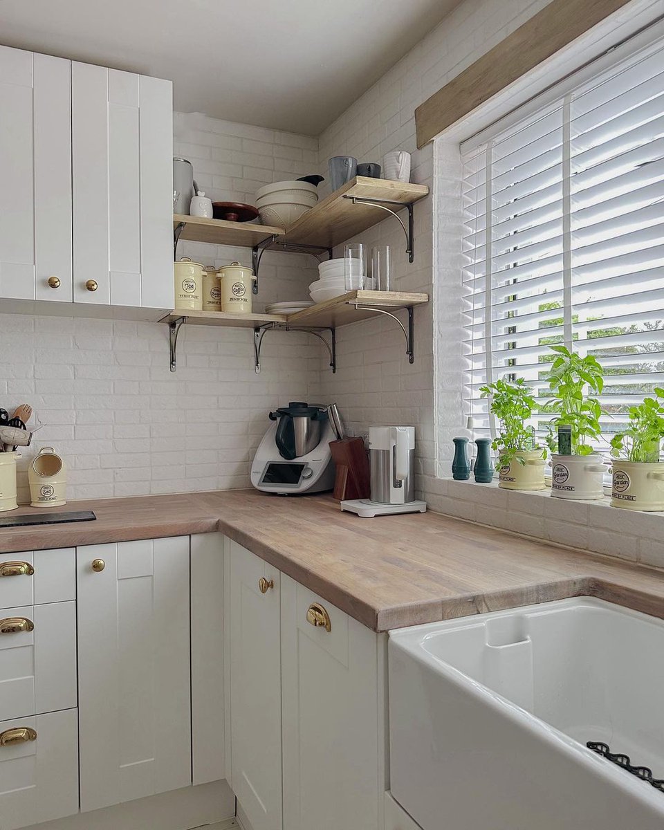 WrenKitchens's tweet photo. We love seeing open shelving in your kitchens! How would you style yours?
📷 IG: at_my_surrey_chalet
- Shaker kitchen in White Matt
#wrenkitchens #wrenovation #whitekitchen #shakerkitchen #whiteshaker #shakerstyle #shakercabinet #whiteinteriors #cottagecore #cottagekitchen https://t.co/fCwY5gmJiz