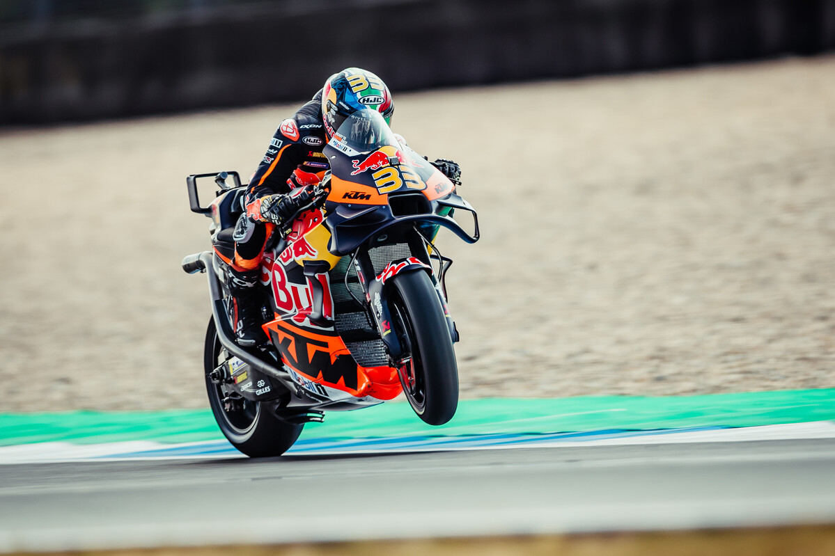KTM_UK's tweet image. Ever wondered what it's like to wheelie a MotoGP bike? Well, this weekend you can ask the boys yourself...

At 5:30pm this Friday, the legends that are Brad Binder and Jack Miller will be on the KTM UK stand at MotoGP, Silverstone!

#KTM #ReadyToRace #MotoG #WheelieWednesday