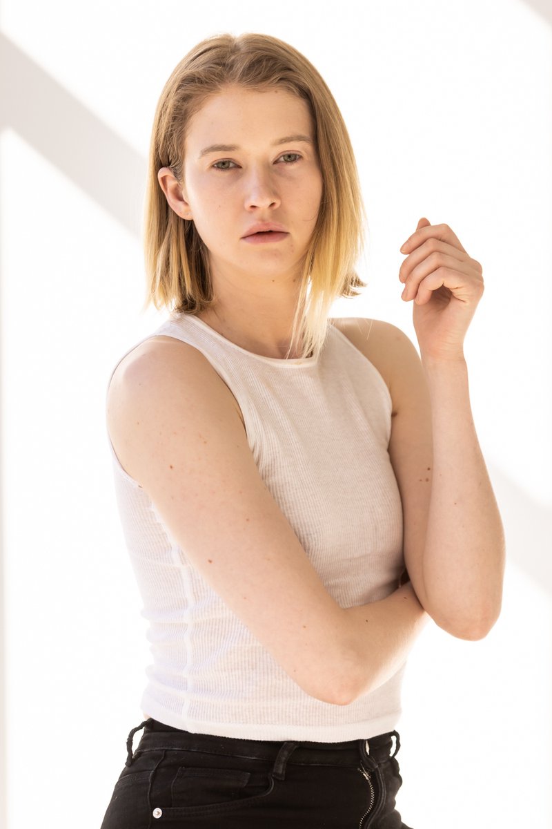 AFS_Photography's tweet photo. Emma came to the studio to update her digitals for her agency and I absolutely loved working with her. With a late afternoon session, we were able to take advantage of my favorite times for all-natural light. Gah that window light makes my heart happy! https://t.co/24vdRnM52i