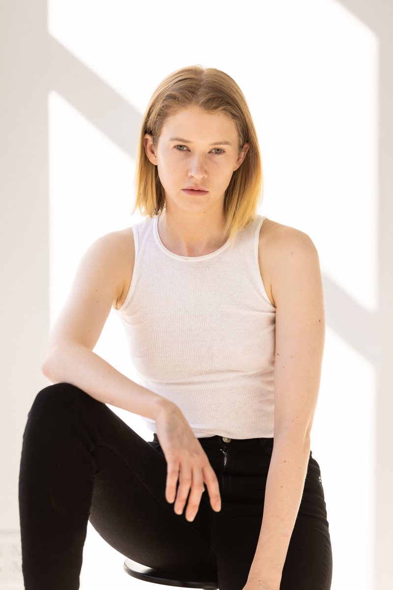 AFS_Photography's tweet photo. Emma came to the studio to update her digitals for her agency and I absolutely loved working with her. With a late afternoon session, we were able to take advantage of my favorite times for all-natural light. Gah that window light makes my heart happy! https://t.co/24vdRnM52i