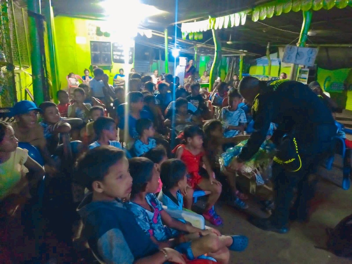 SucrePolicia's tweet photo. 🎥Nuestros uniformados de la Estación de Policía #Since llevaron a cabo un cine infantil en el Barrio la bombonera, la policía busca fortalecer las relaciones entre comunidad.

#DiosYPatria https://t.co/gYqu8lLv8S