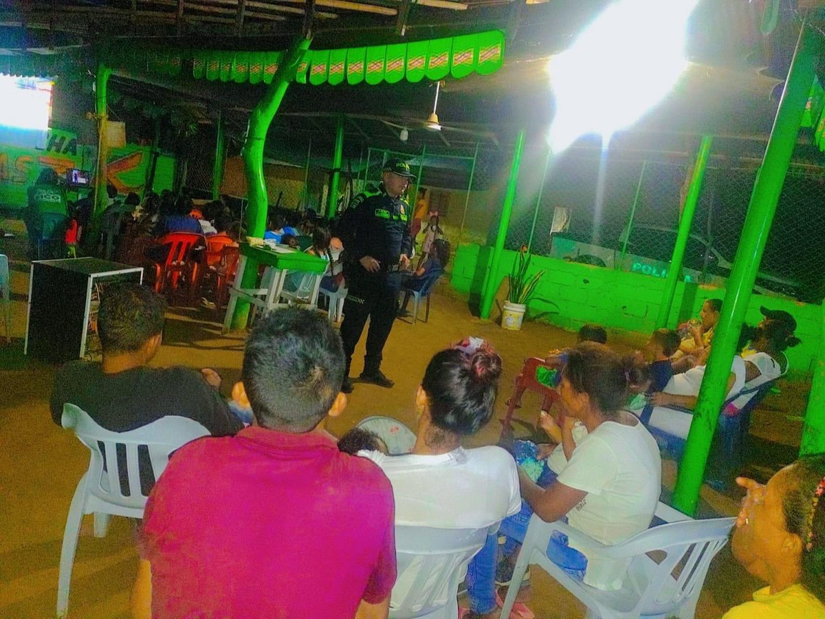 SucrePolicia's tweet photo. 🎥Nuestros uniformados de la Estación de Policía #Since llevaron a cabo un cine infantil en el Barrio la bombonera, la policía busca fortalecer las relaciones entre comunidad.

#DiosYPatria https://t.co/gYqu8lLv8S