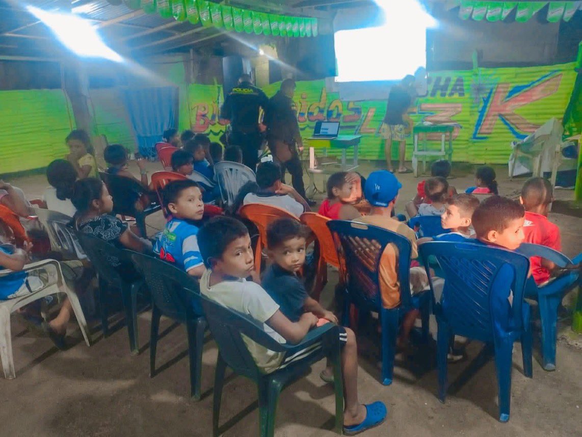 SucrePolicia's tweet photo. 🎥Nuestros uniformados de la Estación de Policía #Since llevaron a cabo un cine infantil en el Barrio la bombonera, la policía busca fortalecer las relaciones entre comunidad.

#DiosYPatria https://t.co/gYqu8lLv8S