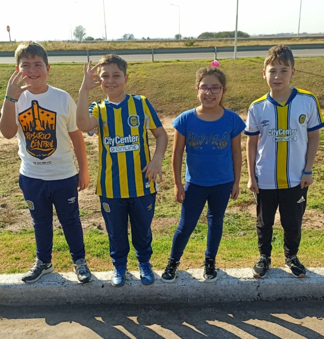ViquiMon's tweet photo. @RosarioCentral Vamossss central!!!! 💙💛 https://t.co/mLc1brqy5g