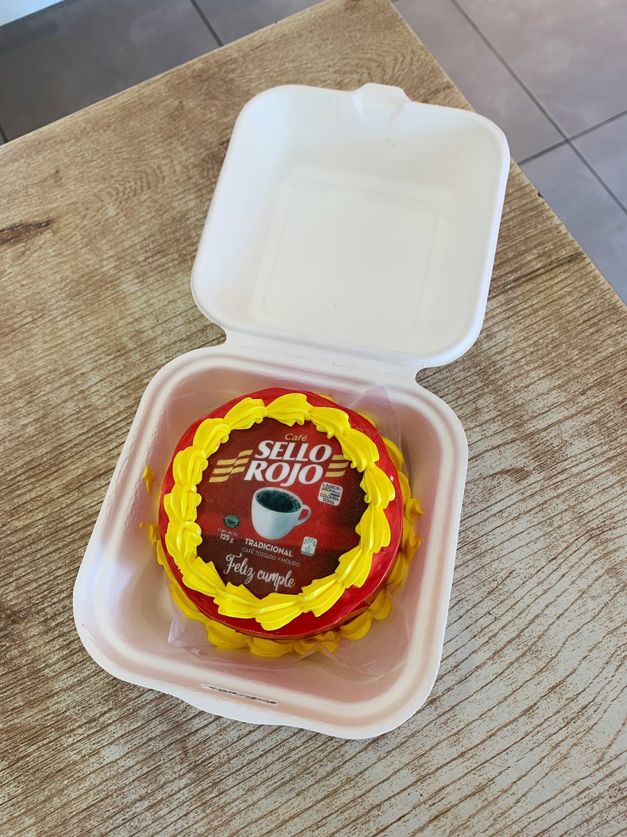 machy_sm's tweet photo. Café sello rojo ☕️ ¿a quién te recuerda este mini cake? 😂 https://t.co/I8XtTNIXdq