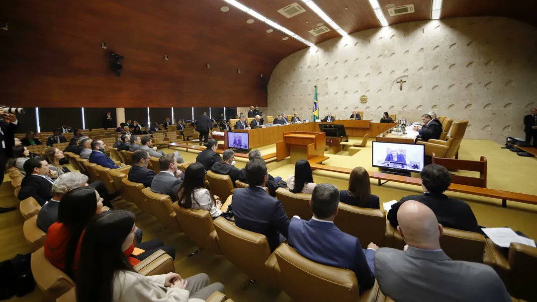g1's tweet photo. STF volta a julgar hoje porte de drogas para uso pessoal; ACOMPANHE ==> https://t.co/A616RFV1uO #g1 https://t.co/7sREAK1bJw