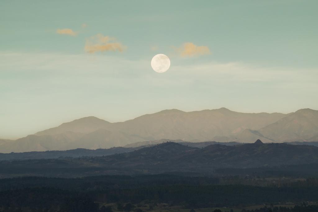 Jheisson_Fdz's tweet photo. Esta mañana la Superluna de Esturión. https://t.co/wG5JkFzHoR