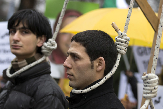 joachimalvarez's tweet photo. PRIDE-NYTT:
Under Islamic Pride hänger man några homosexuella bara för att uppmärksamma världen om att islam faktiskt är kärlekens och fredens religion! https://t.co/YfPO1ObQpv