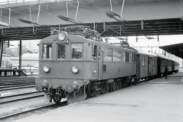 MichaelBorgBraz's tweet photo. Du 111 med persontåg i Borås 15 juli 1975.
Foto: Thomas Tell
#SJellok
#brunlok
#Dlok
#järnvägar
#Borås
#ThomasTell https://t.co/hAr8BFIZXo
