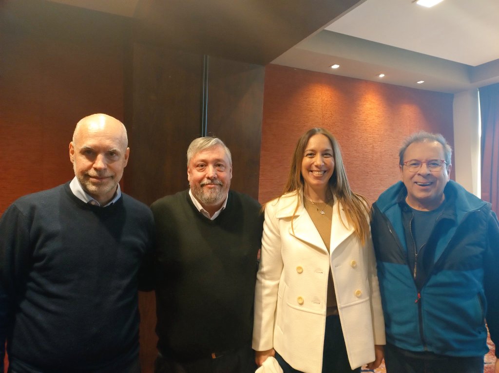 stacruzpro's tweet photo. En #RíoGallegos junto al Presidente @albertoparsons_, están reunidos , @horaciorlarreta , y @mariuvidal con todo el equipo del #ProSantaCruz para darle el apoyo a @MarioMarkic y a la lista #ConsensoProSantaCruz.
#SantaCruz https://t.co/rDGQupUjfW