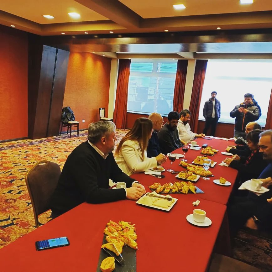 stacruzpro's tweet photo. En #RíoGallegos junto al Presidente @albertoparsons_, están reunidos , @horaciorlarreta , y @mariuvidal con todo el equipo del #ProSantaCruz para darle el apoyo a @MarioMarkic y a la lista #ConsensoProSantaCruz.
#SantaCruz https://t.co/rDGQupUjfW